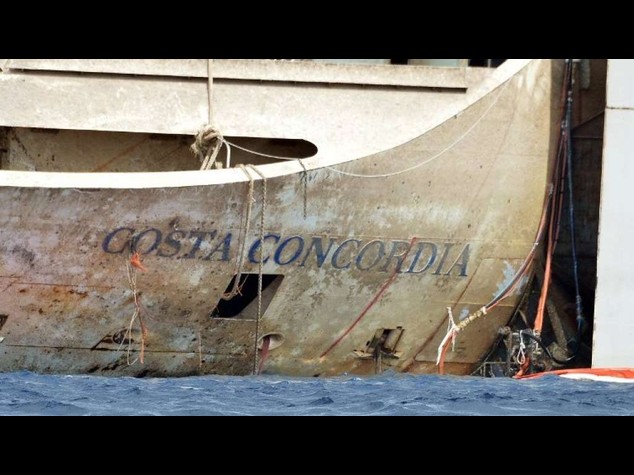 Il maltempo ferma la Concordia, la partenza slitta a mercoledi'
