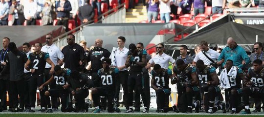 Il football placca Trump. Giocatori in ginocchio a Wembley