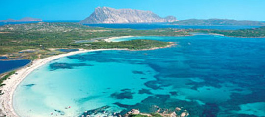 Chi è che continua a tranciare i cavi in fibra ottica tra Sardegna e Sicilia?