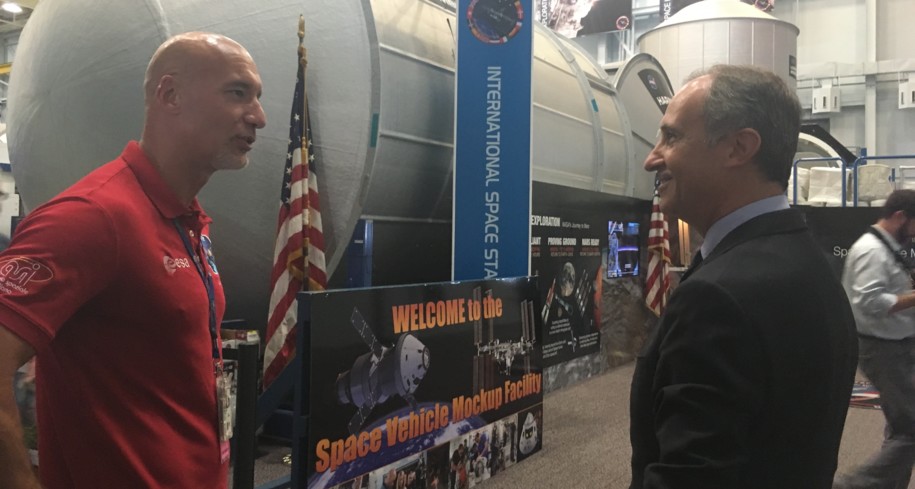 Nasa, l'ambasciatore Varricchio nella 'Mission Control' di Houston