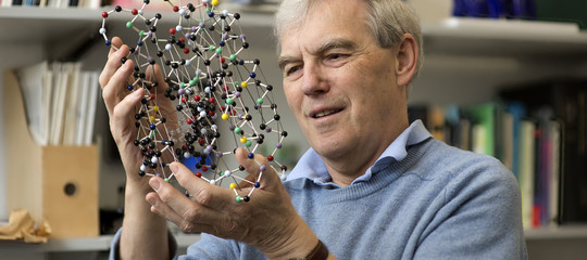 L'insospettabile legame tra il Nobel per la Chimica e le onde gravitazionali, spiegato