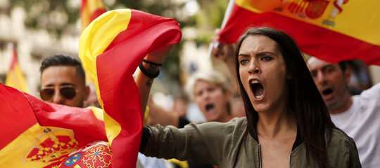 Cosa rischia l'economia catalana con la secessione, mentre si cerca un mediatore. Anche in Vaticano