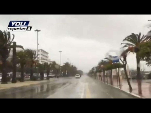 Maltempo: nubifragi nel Teramano, traffico in tilt sull'Adriatica - Video