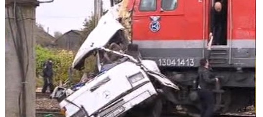 Russia: scontro tra treno e autobus, 19 morti