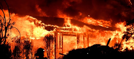 Emergenza incendi in California. Un morto e vari dispersi