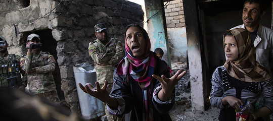 È giusto premiare il fotoreporter che documentò le torture a Mosul e che fu "costretto a partecipare"?