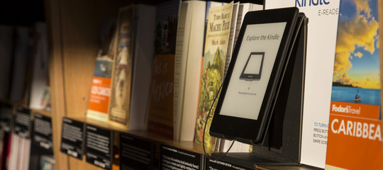 Dopo 10 anni di Kindle Amazon ne fa uno finalmente resistente all'acqua