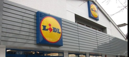 La multinazionale "religiosamente corretta" che cancella le croci e offende tutti