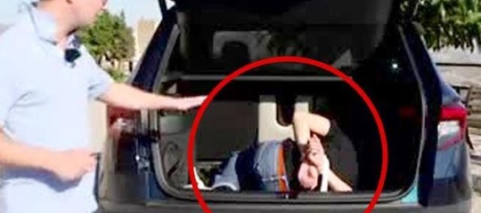 Un uomo incaprettato nell'auto in Sicilia: bufera su un giornale francese