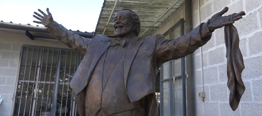 Modena celebra Pavarotti con una statua di due metri