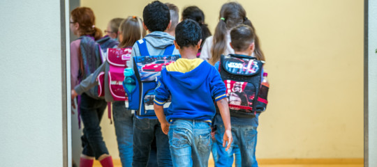 L'uscita da scuola dei ragazzini delle medie è diventata una questione politica