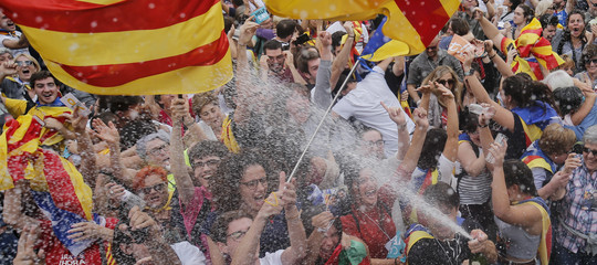 "Lo Stato reagirà", dice Rajoy. Ma la Catalogna lo ignora e lavora alla Repubblica