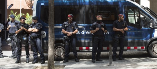 Catalogna: Rajoy assume la presidenza, commissariati i Mossos