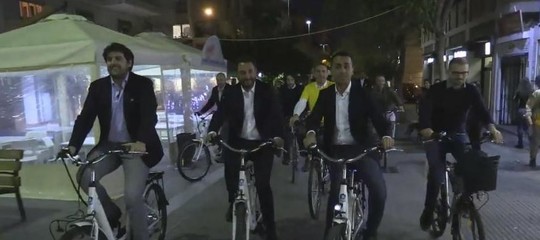 La pedalata per le vie dei Palermo che chiude la campagna dei Cinque Stelle