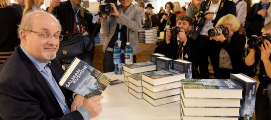 Rushdie, Internet e l'America: "Resistere nell'epoca dell'ignoranza aggressiva"