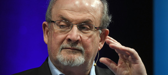 Rushdie, Internet e l'America: "Resistere nell'epoca dell'ignoranza aggressiva"