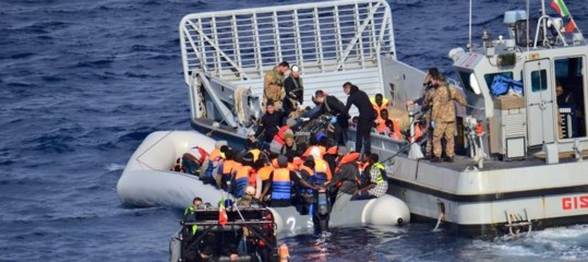 Migranti: a Salerno su nave con 26 donne morte e 400 profughi