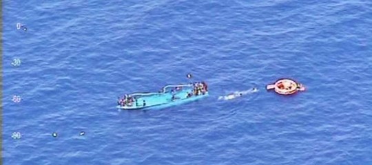 Naufragio al largo della Libia: cinque morti tra i quali un bimbo
