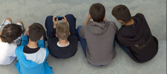 Lo studio che dimostra quanto lo smartphone prima di dormire faccia male ai bambini