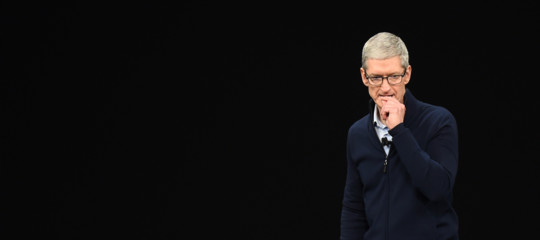 Apple, la differenza fra salvare il mondo e comprarselo