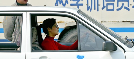 Il manuale cinese per le donne al volante: né capelli sciolti, né profumi, né malumore