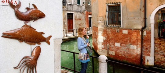 Il vademecum del giornale inglese ai turisti: "Come non farvi spennare in Italia"