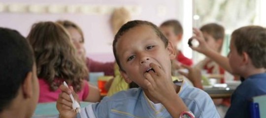 Si possono tenere i bambini a pane e olio se i genitori non pagano la mensa?