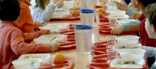 Si possono tenere i bambini a pane e olio se i genitori non pagano la mensa?