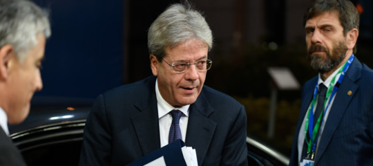 Zero interviste e tv da otto mesi: lo stile Gentiloni. Mai visto un premier così