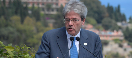 Zero interviste e tv da otto mesi: lo stile Gentiloni. Mai visto un premier così