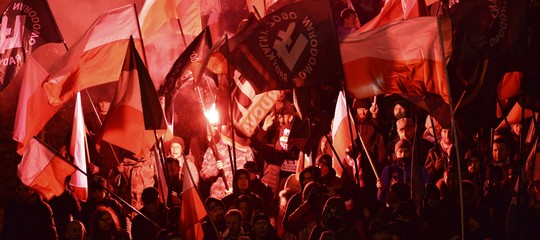 Sessantamila nazionalisti marciano a Varsavia. Per il governo polacco è una "splendida vista"