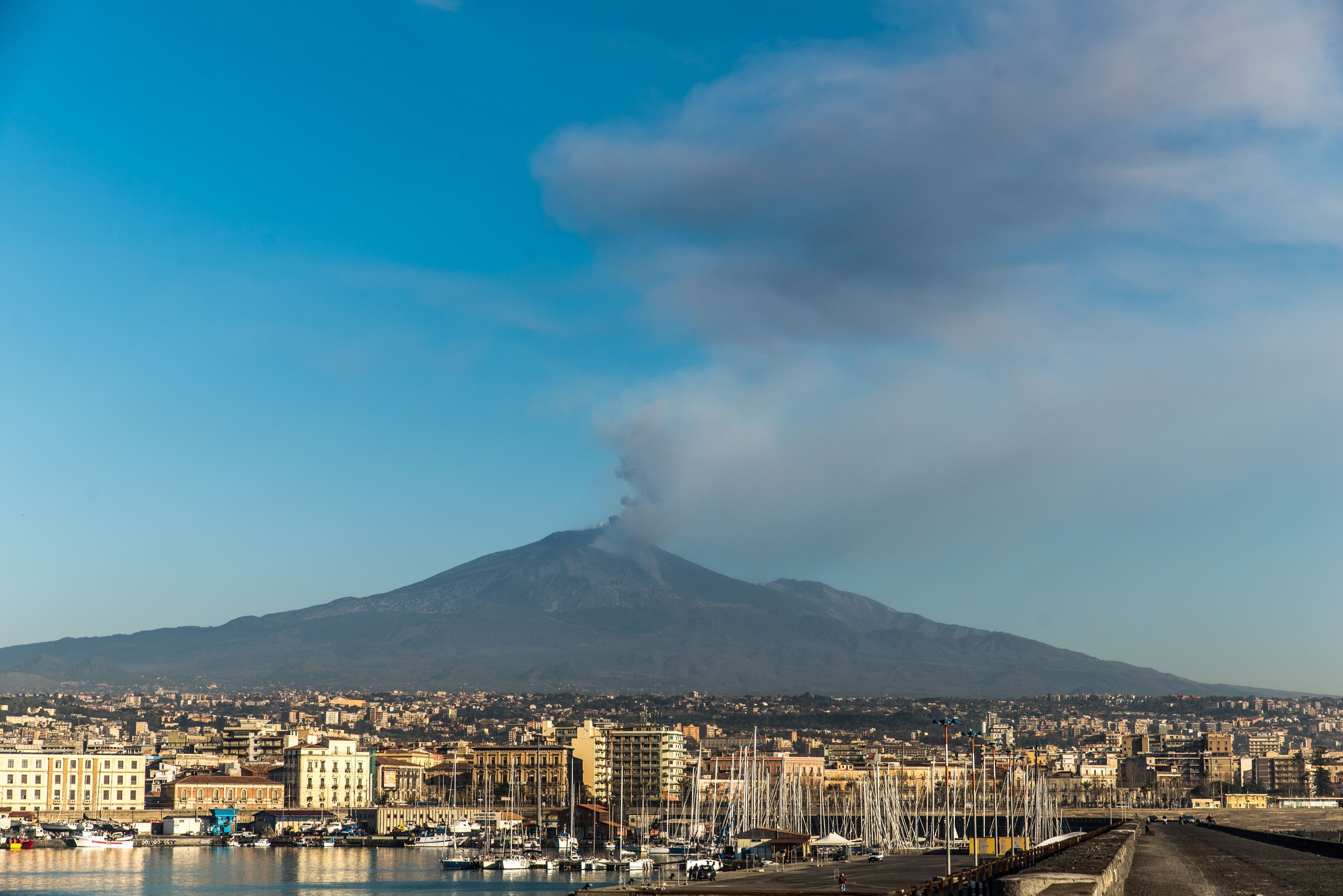Etna, frena l'eruzione: l'aeroporto di Catania riapre alle 14