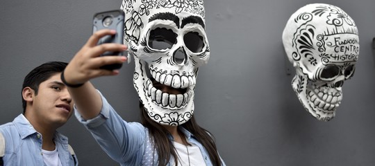 Cosa significa falsi un selfie nell'era dei big data e dei robot