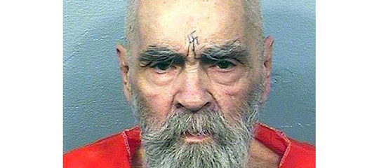 È morto Charles Manson. Chi era il mostro di Bel Air