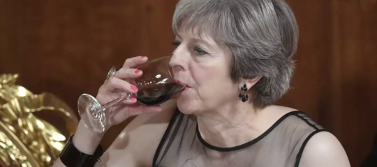 Il premier britannico non sa bere il vino? Ecco come si leva perfettamente un calice