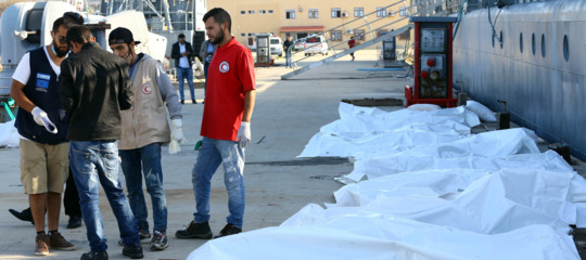 Decine di migranti sarebbero stati sbranati dagli squali al largo della Libia