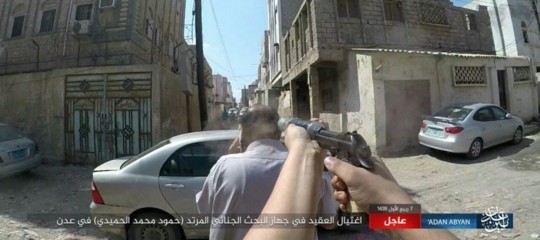 I killer dell'Isis uccidono come in un videogioco. Poi postano le foto