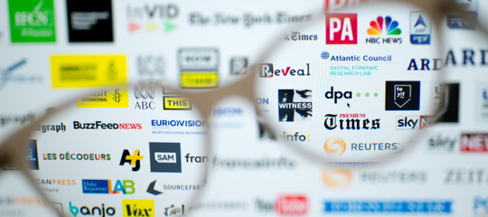 Cosa prevede la legge (mai discussa) sulle fake news in Italia