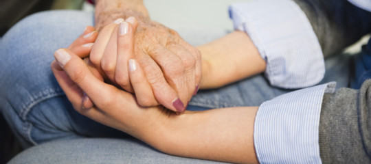 Chi sono i 'caregiver' e perché la manovra stanzia per loro 60 milioni di euro