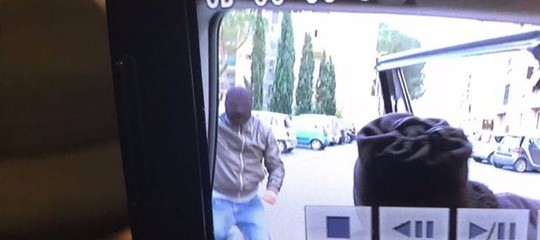 Una troupe di Striscia è stata aggredita dagli spacciatori a Roma