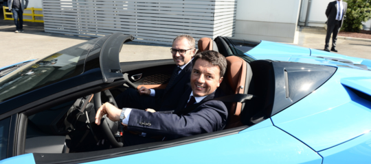 Il video di Renzi in Lamborghini è vero. Ma è una bufala