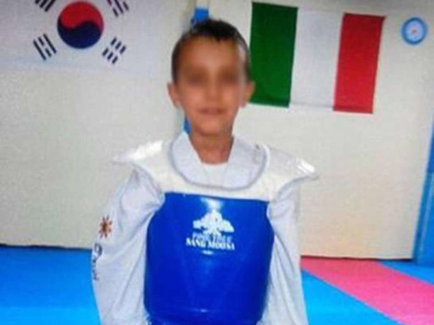 Loris: fascette plastica utilizzate anche per legare polsi bimbo