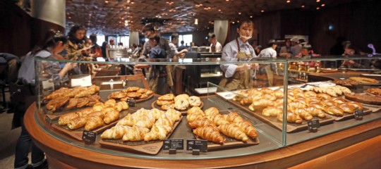 Nello Starbucks più grande del mondo si serve pasticceria italiana