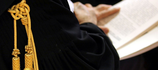 Storia del magistrato accusato di imporre la minigonna alle allieve