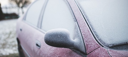 Cos'è il gelicidio che rende pericoloso muoversi a piedi in città