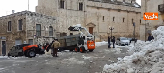 Cos'è il gelicidio che rende pericoloso muoversi a piedi in città