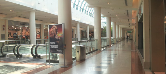 Nei giorni di festa i negozi possono sempre imporre l'apertura? Il caso Oriocenter