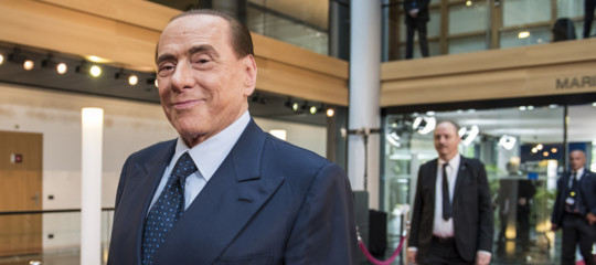 Perché sul caso banche (e su Boschi) Silvio Berlusconi ha scelto un basso profilo