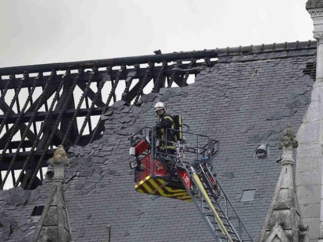 Violento incendio devasta la basilica di Nantes, fedeli in fuga - Video