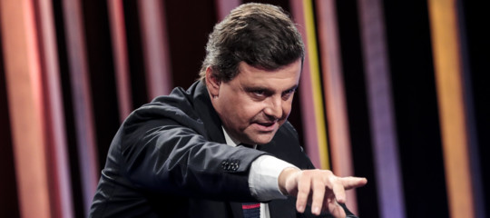 Se devi twittare contro qualcuno, prendi bene la mira. Il caso Calenda-Romano